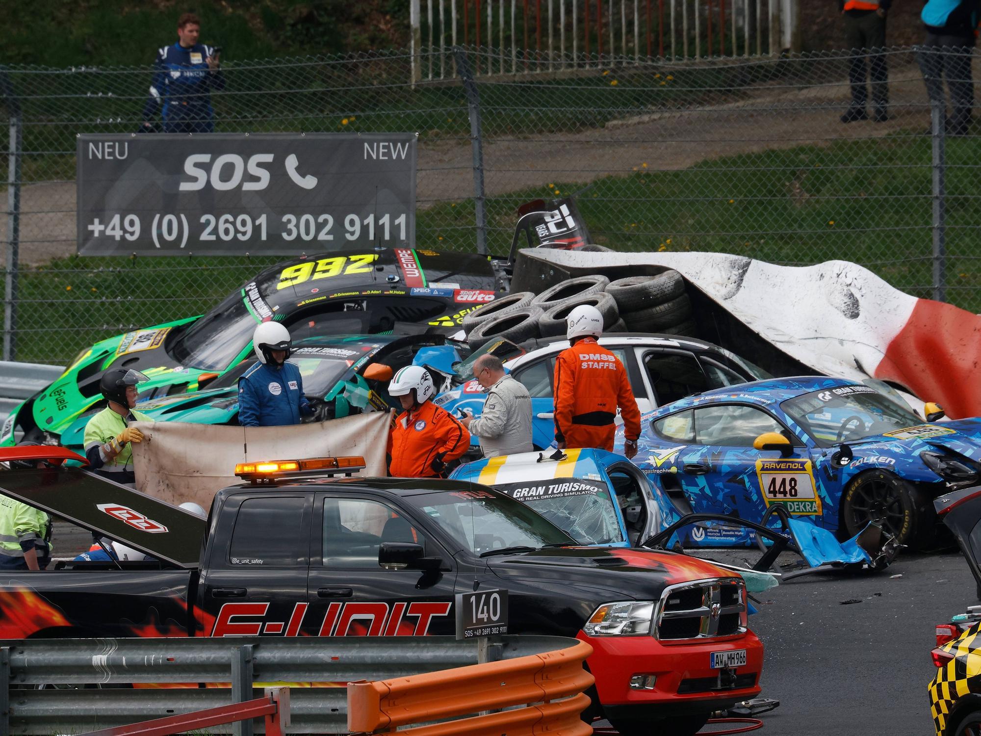 Nach einem heftigen Crash wurde das rennen am Nürburgring gestoppt.