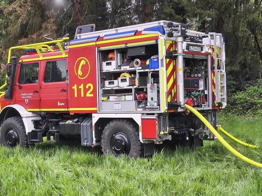 Brennende Hütte im Wald in Leichlingen.