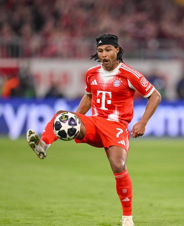 Serge Gnabry vom FC Bayern München am Ball