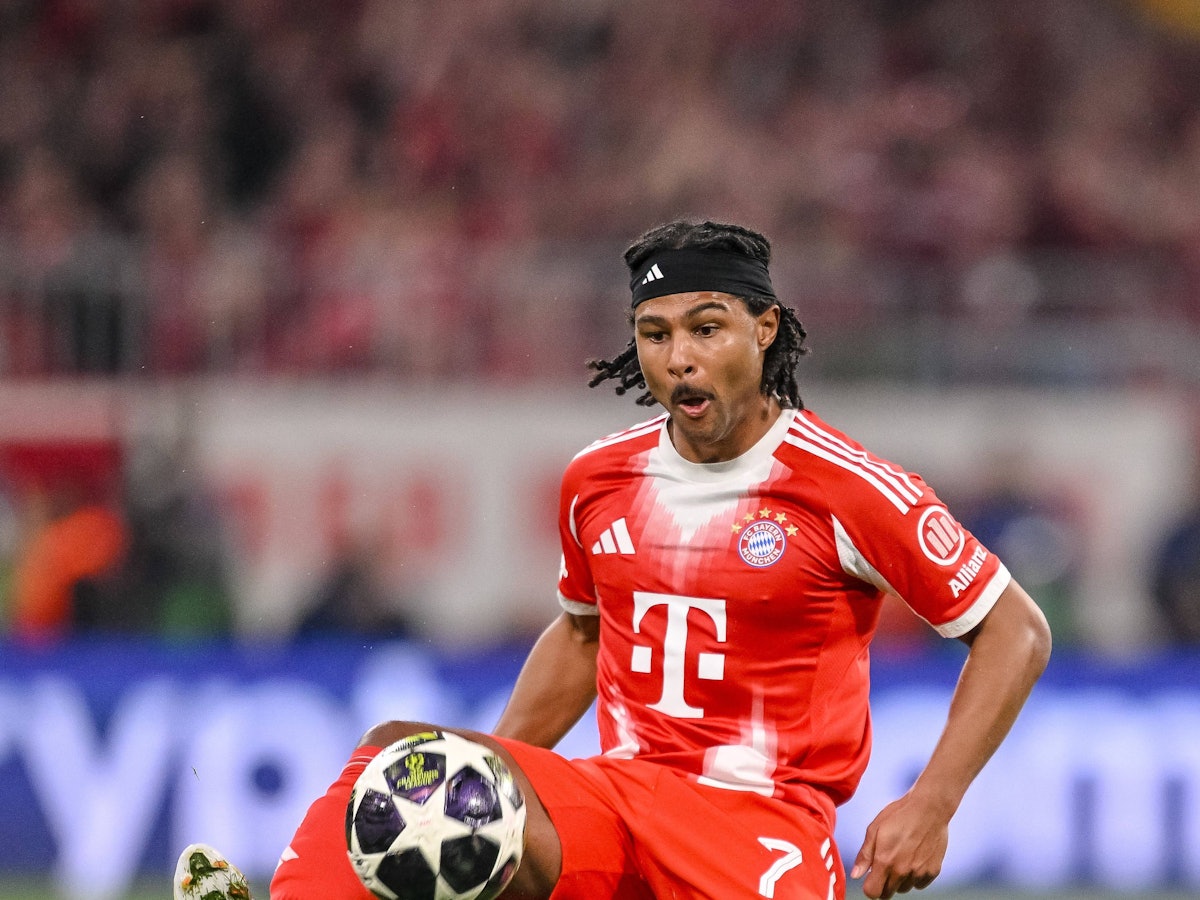 Serge Gnabry vom FC Bayern München am Ball