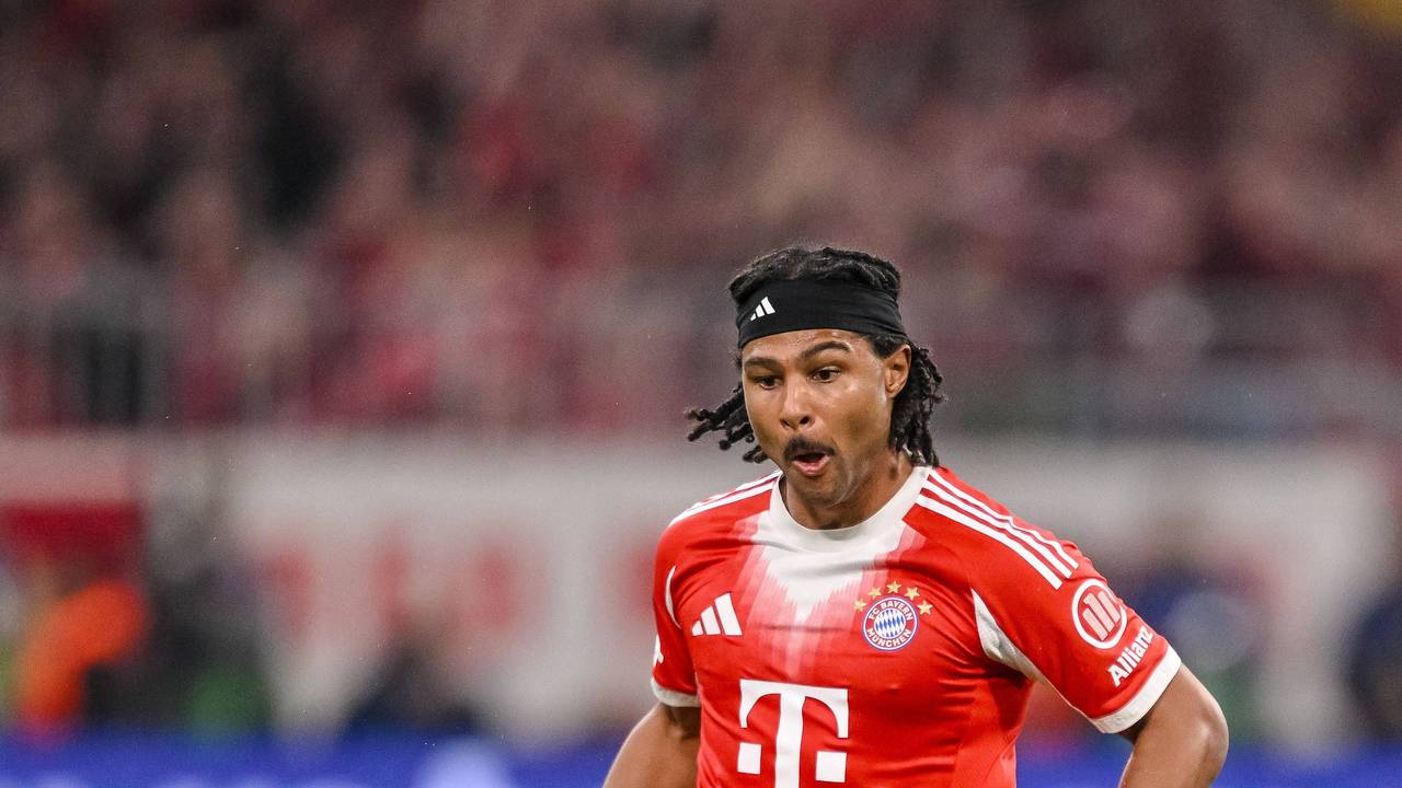 Serge Gnabry vom FC Bayern München am Ball