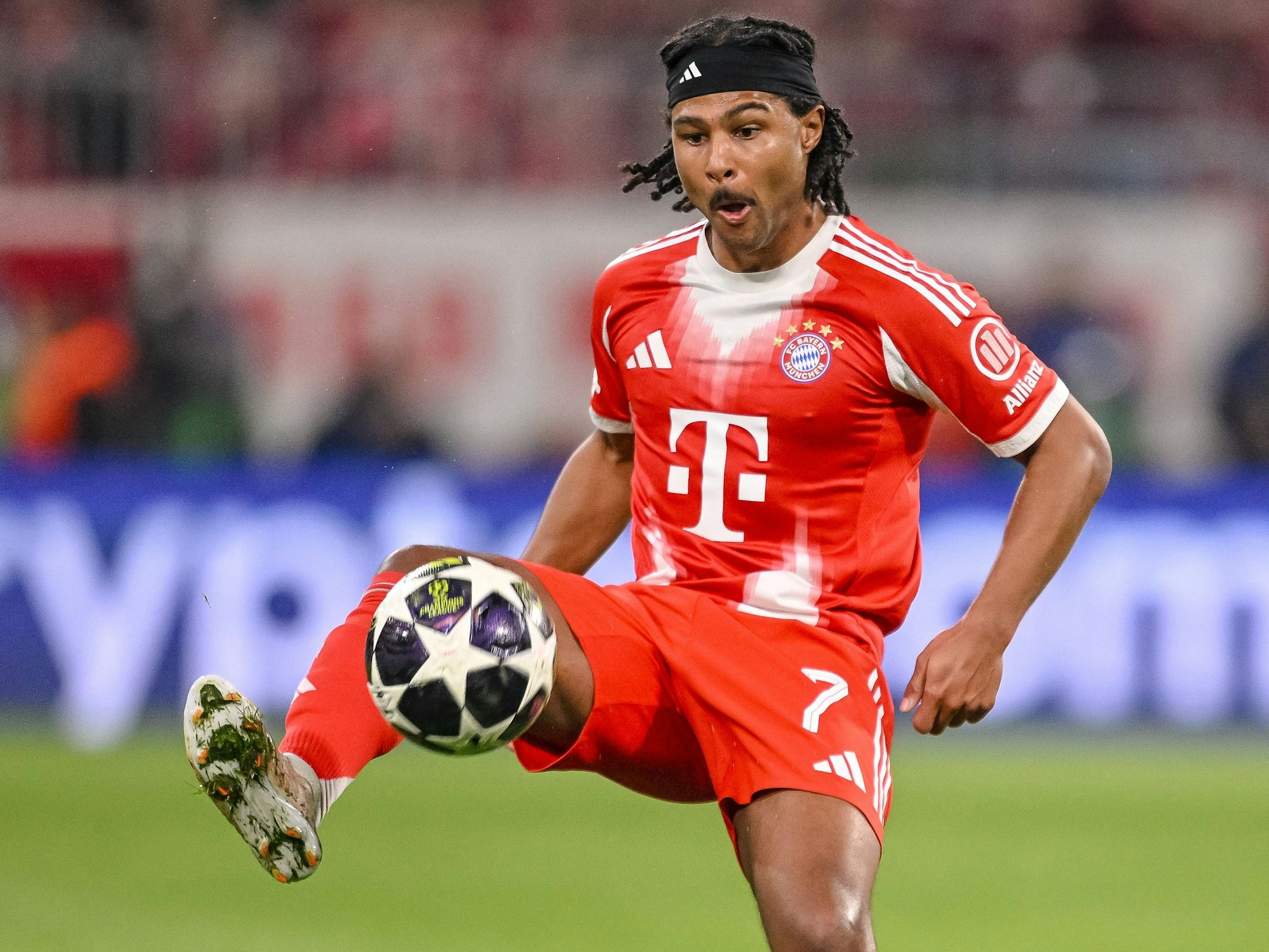 Serge Gnabry vom FC Bayern München am Ball