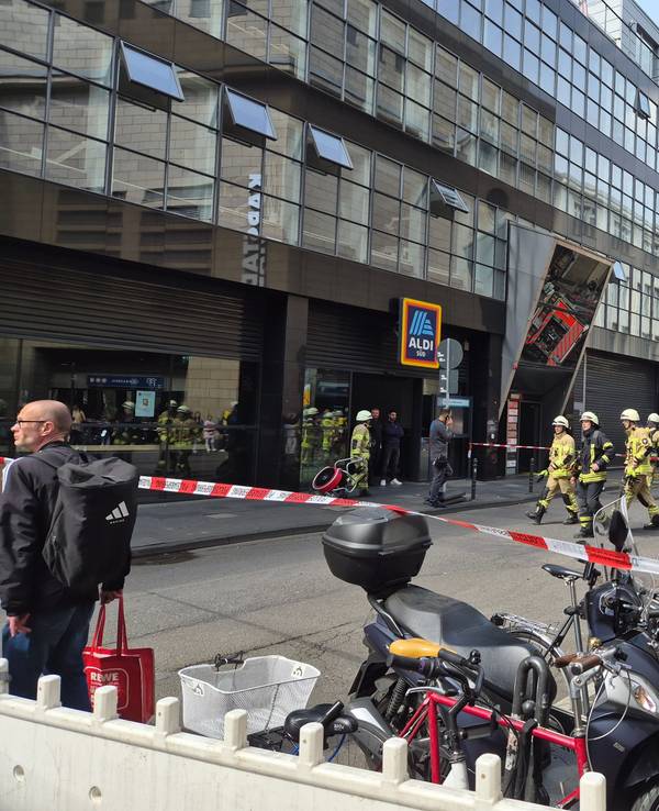 Feuerwehr auf der Richmodstraße beim Stromausfall-Einsatz in der Kölner Innenstadt