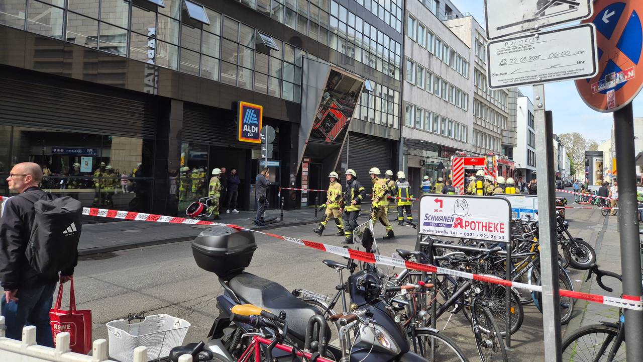 Feuerwehr auf der Richmodstraße beim Stromausfall-Einsatz in der Kölner Innenstadt