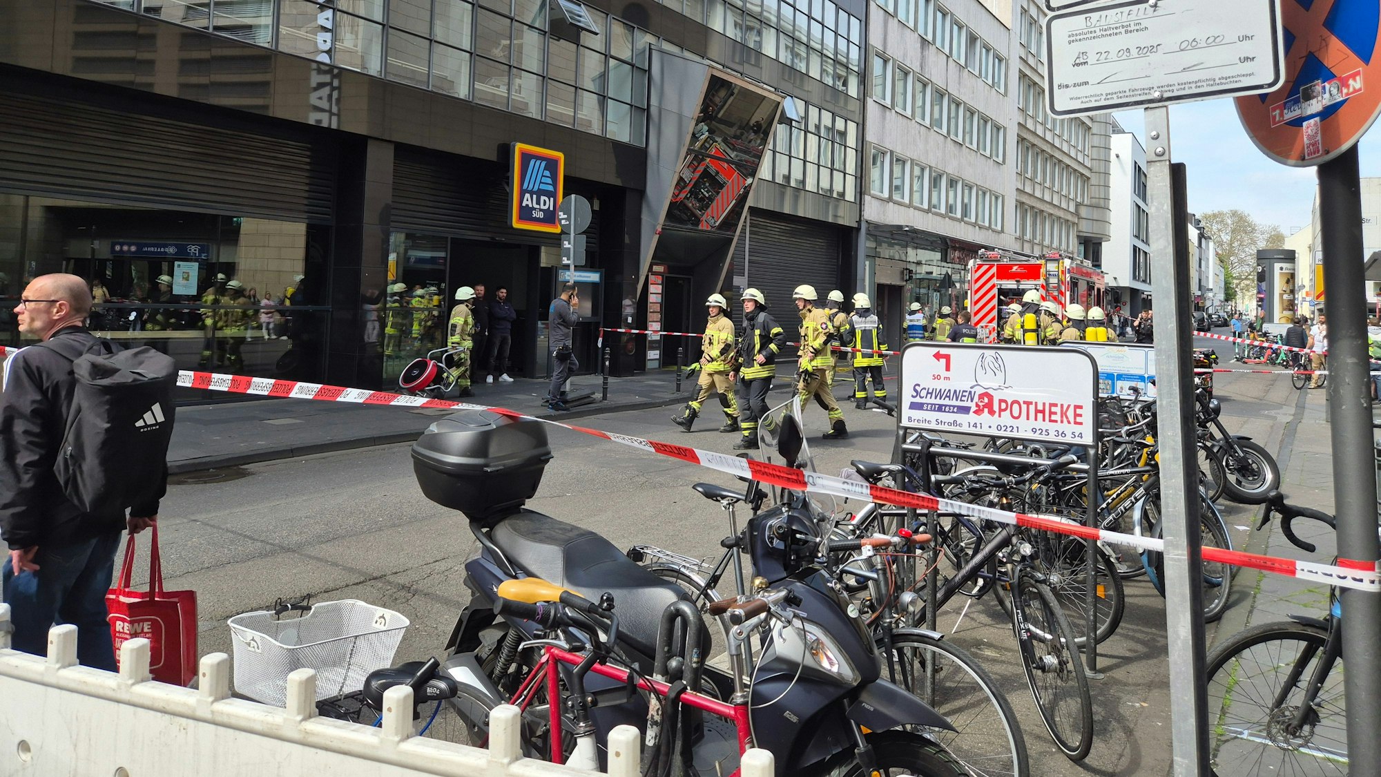 Feuerwehr auf der Richmodstraße beim Stromausfall-Einsatz in der Kölner Innenstadt