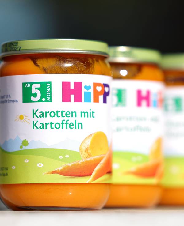 Hipp-Babykostgläschen stehen auf einem Tisch. Hipp hat sein gesamtes Babykostgläschen-Sortiment bei Spar Österreich zurückgerufen.