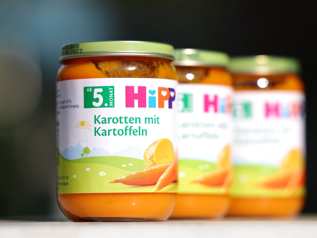 Hipp-Babykostgläschen stehen auf einem Tisch. Hipp hat sein gesamtes Babykostgläschen-Sortiment bei Spar Österreich zurückgerufen.