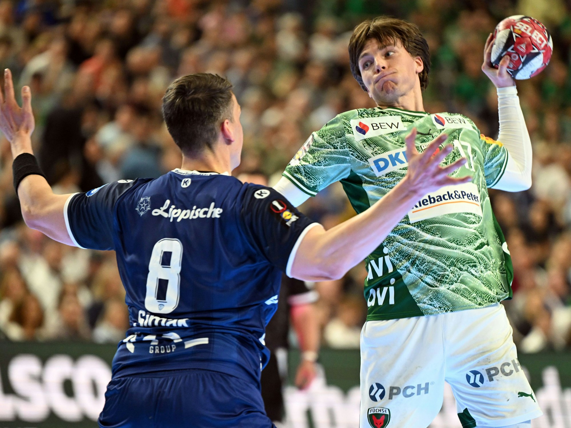 Frederik Simak (TBV Lemgo) und Nils Lichtlein (Füchse Berlin) kämpfen um den Ball.