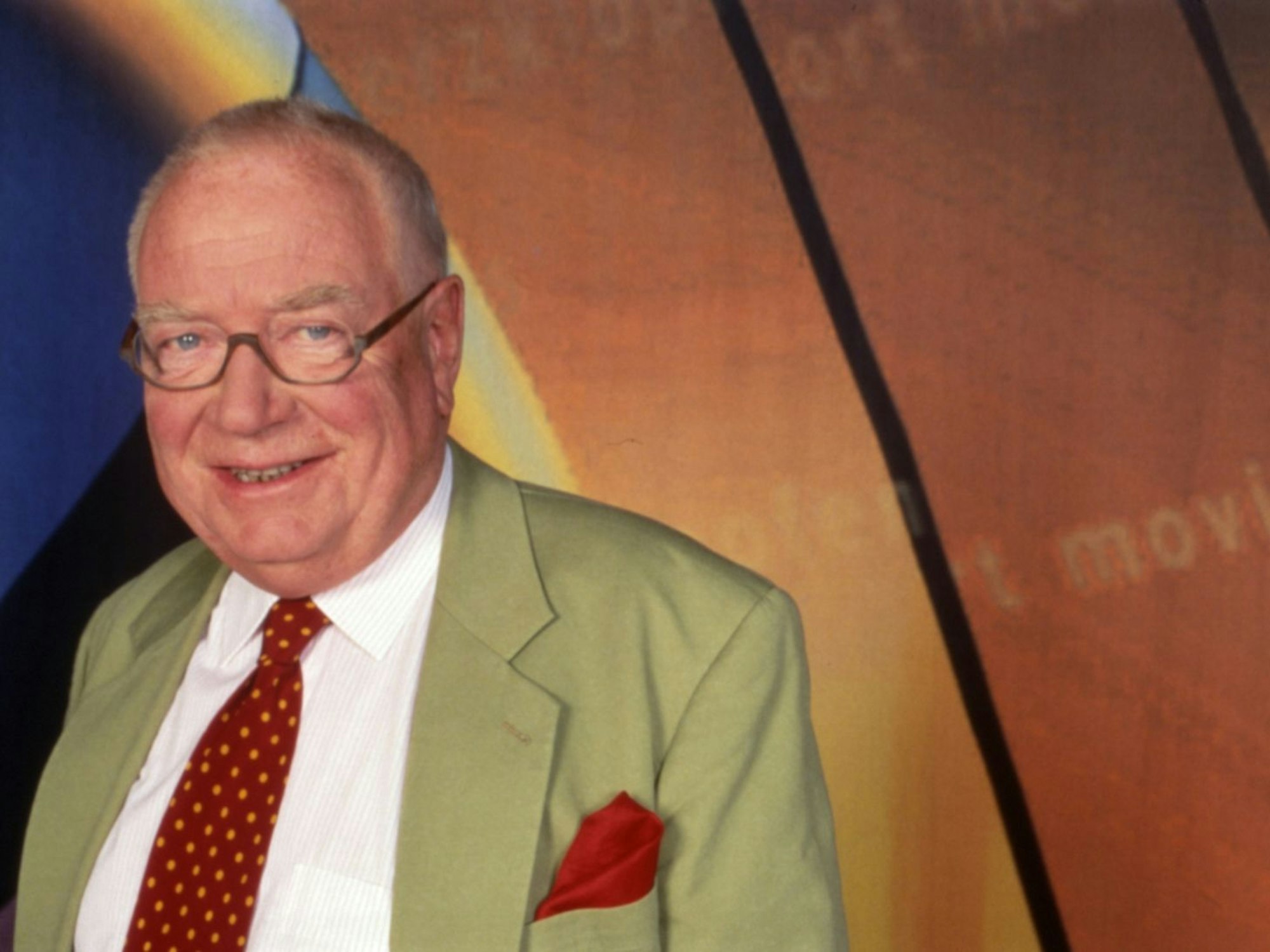 Erich Böhme moderierte ab 1990 achteinhalb Jahre lang die SAT.1-Reihe „Talk im Turm“. Der Journalist starb 2009 im Alter von 79 Jahren. (Bild: SAT.1)