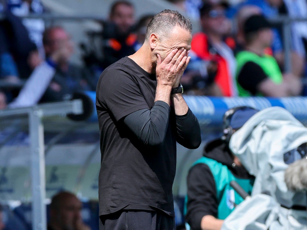 Der neue Fortuna-Trainer Alexander Ende nimmt die Hände frustriert vors Gesicht.