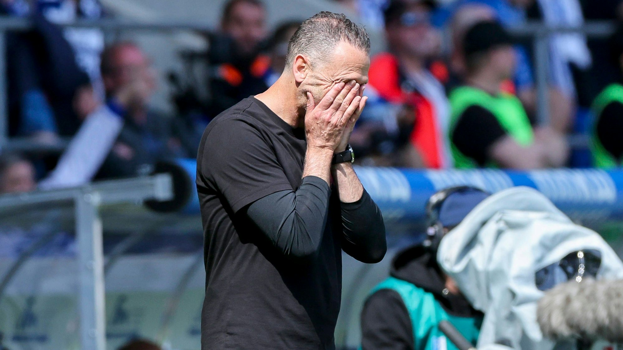 Der neue Fortuna-Trainer Alexander Ende nimmt die Hände frustriert vors Gesicht.