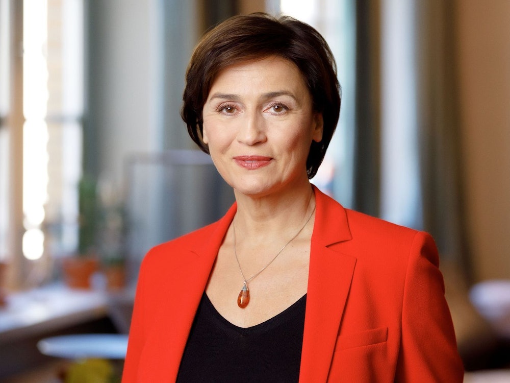 Sandra Maischerberger kennen die meisten als Gastgeberin der nach ihr benannten ARD-Talkshow. (Bild: WDR/Peter Rigaud)