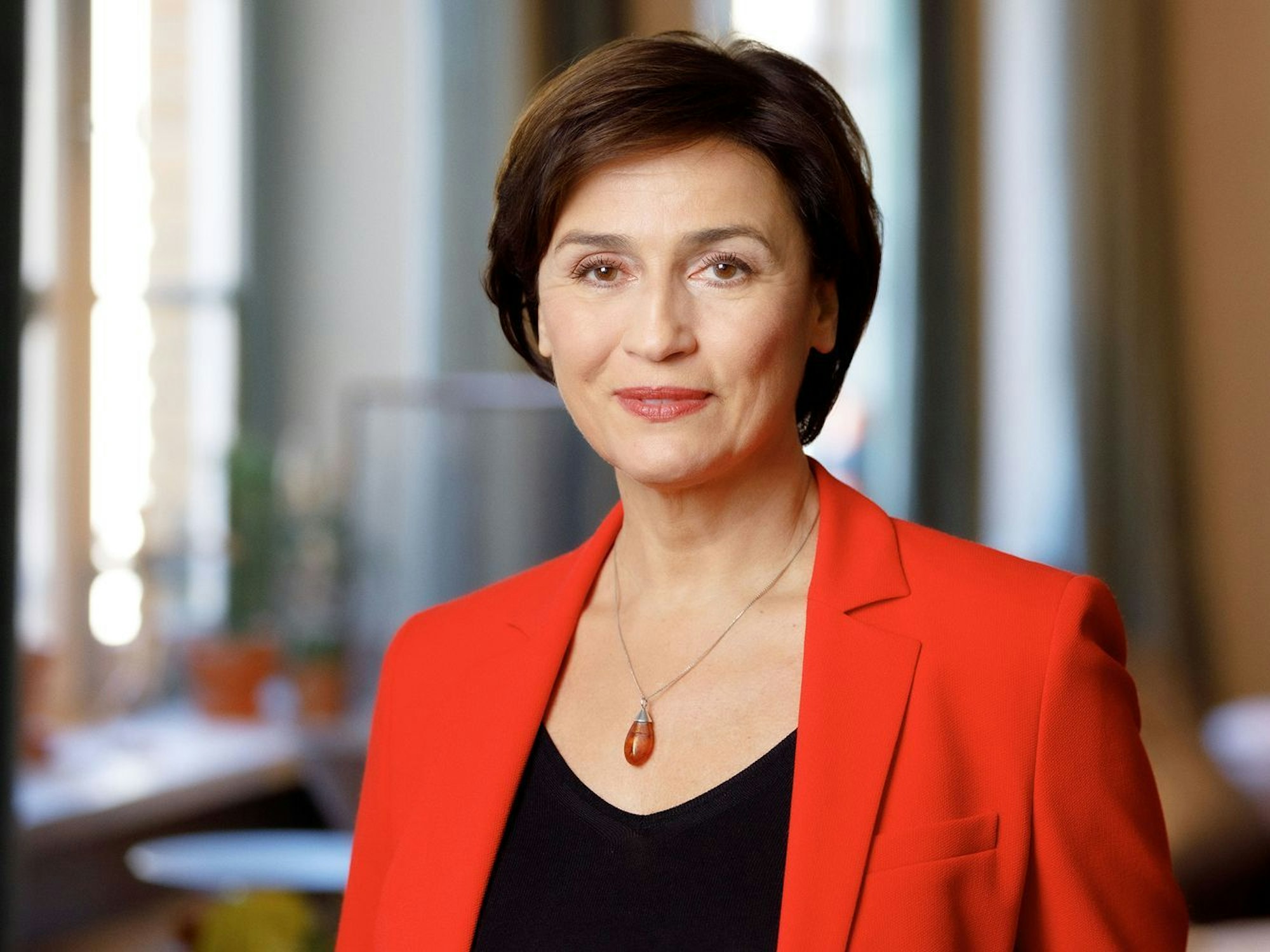 Sandra Maischerberger kennen die meisten als Gastgeberin der nach ihr benannten ARD-Talkshow. (Bild: WDR/Peter Rigaud)