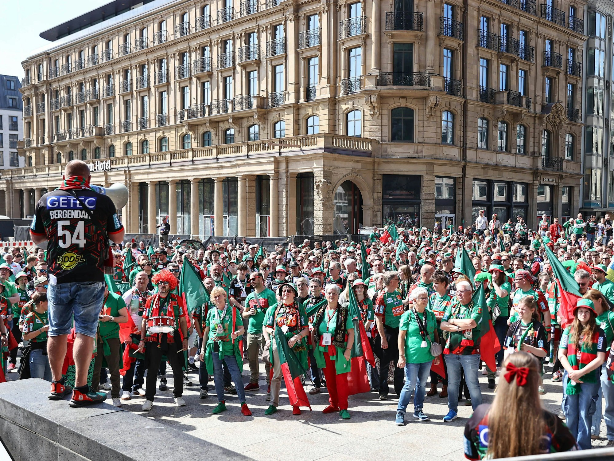 Fans des SC Magdeburg auf dem Roncalliplatz.