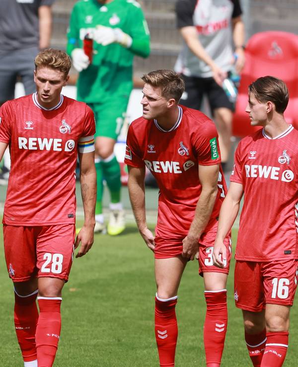 Eric Martel, Sebastian Sebulonsen, Marius Bülter, Jakub Kaminski (1. FC Köln) beim Testspiel im August 2025.