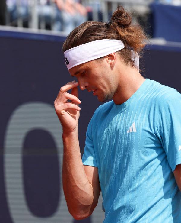Alexander Zverev fasst sich enttäuscht ins Gesicht