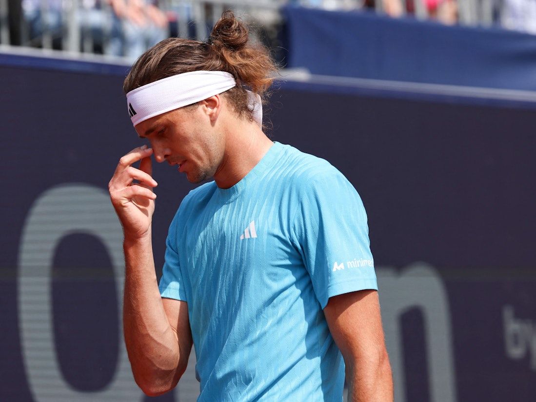 Alexander Zverev fasst sich enttäuscht ins Gesicht
