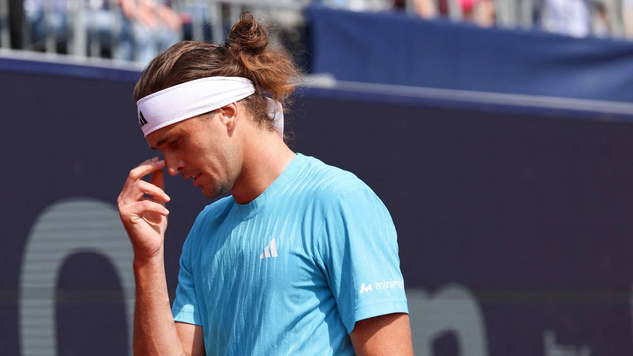 Alexander Zverev fasst sich enttäuscht ins Gesicht