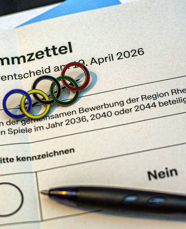 Unterlagen zur Abstimmung über die Olympischen Spiele in Köln und der Region Rhein/Ruhr liegen auf einem Tisch.