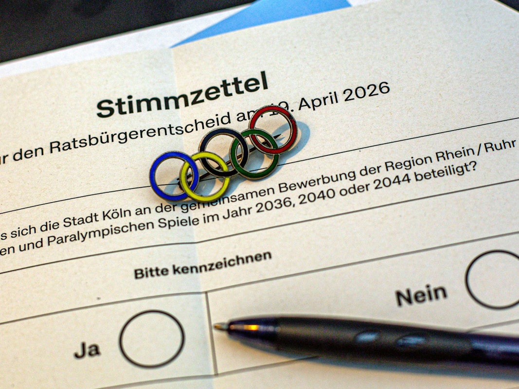 Unterlagen zur Abstimmung über die Olympischen Spiele in Köln und der Region Rhein/Ruhr liegen auf einem Tisch.