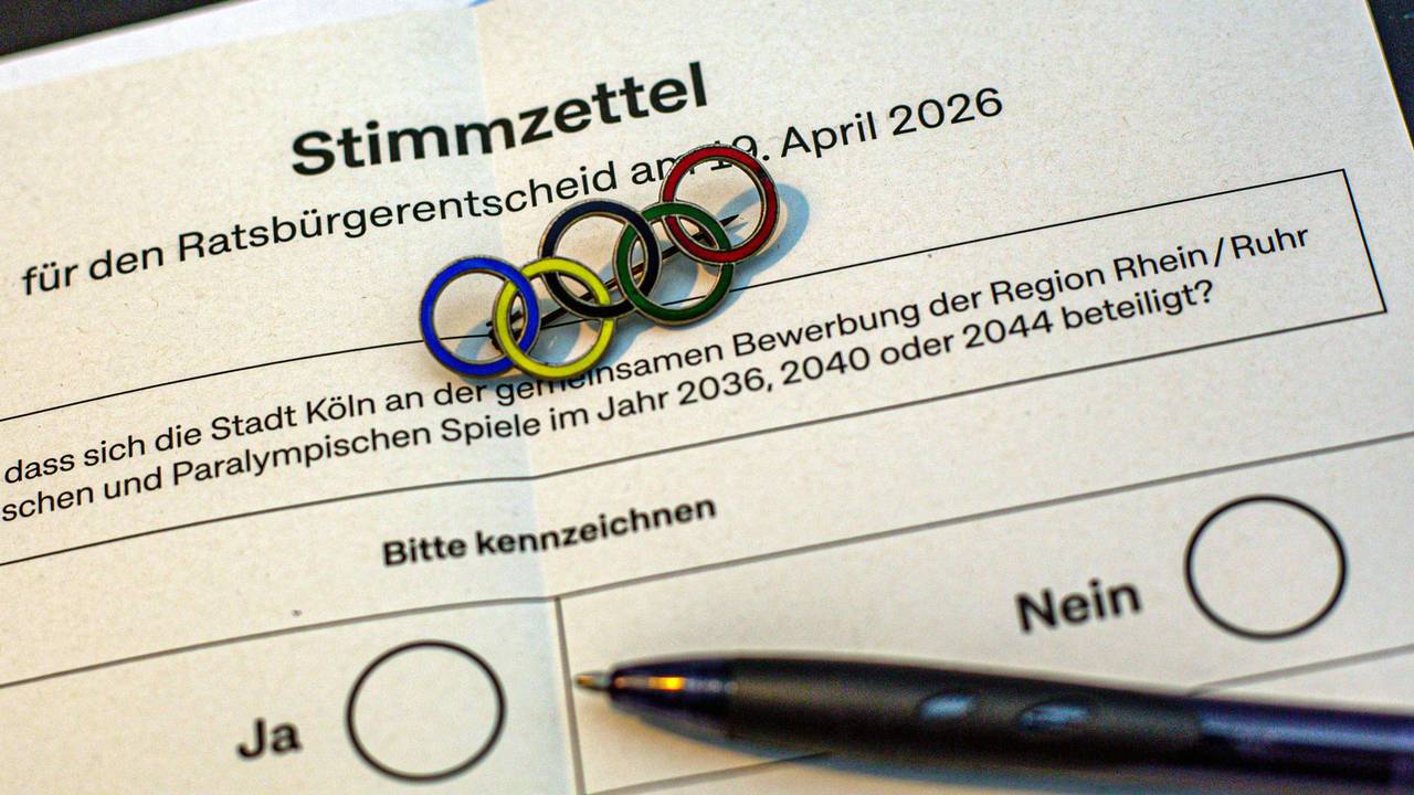Unterlagen zur Abstimmung über die Olympischen Spiele in Köln und der Region Rhein/Ruhr liegen auf einem Tisch.