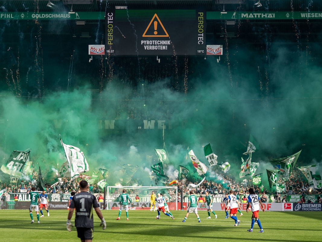 Werder-Fans zünden Pyrotechnik im Derby gegen den HSV.