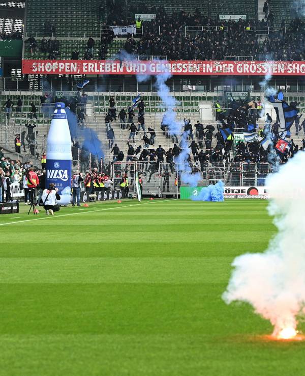 An mehreren Stellen schossen bereits eine Stunde vor dem Nordderby Feuerwerkskörper auf dem Rasen des Weserstadions.
