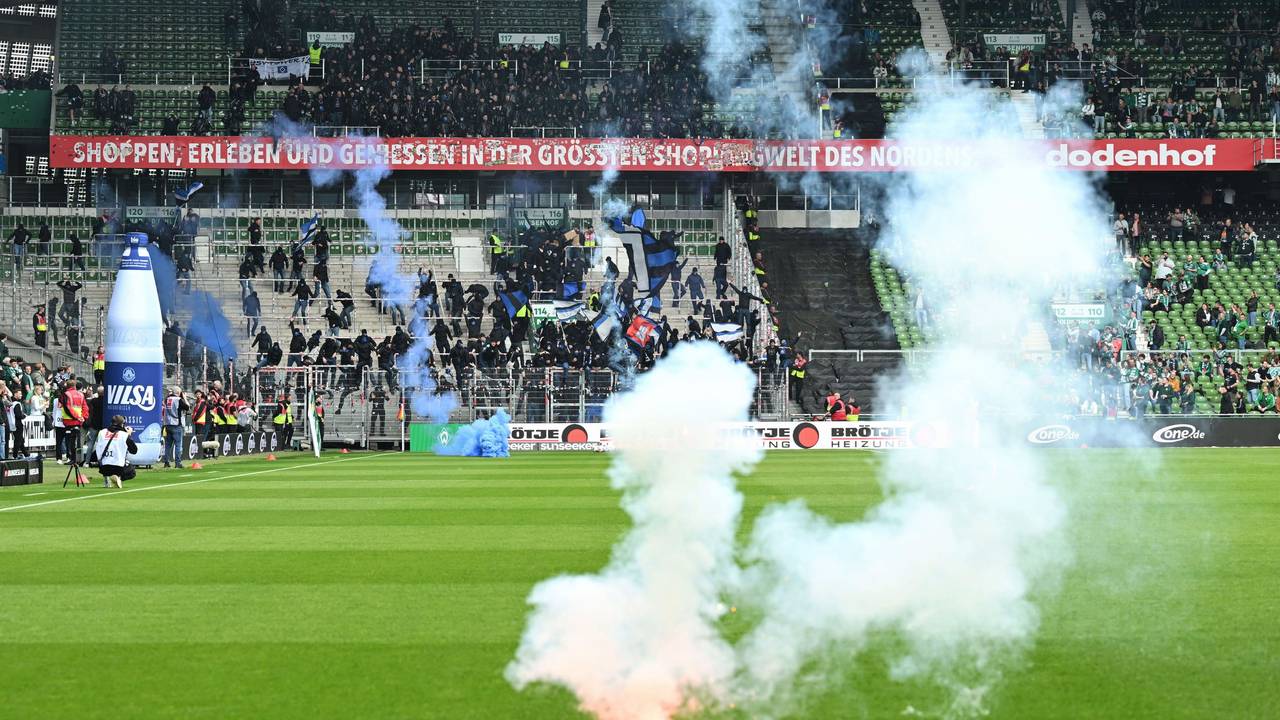 An mehreren Stellen schossen bereits eine Stunde vor dem Nordderby Feuerwerkskörper auf dem Rasen des Weserstadions.