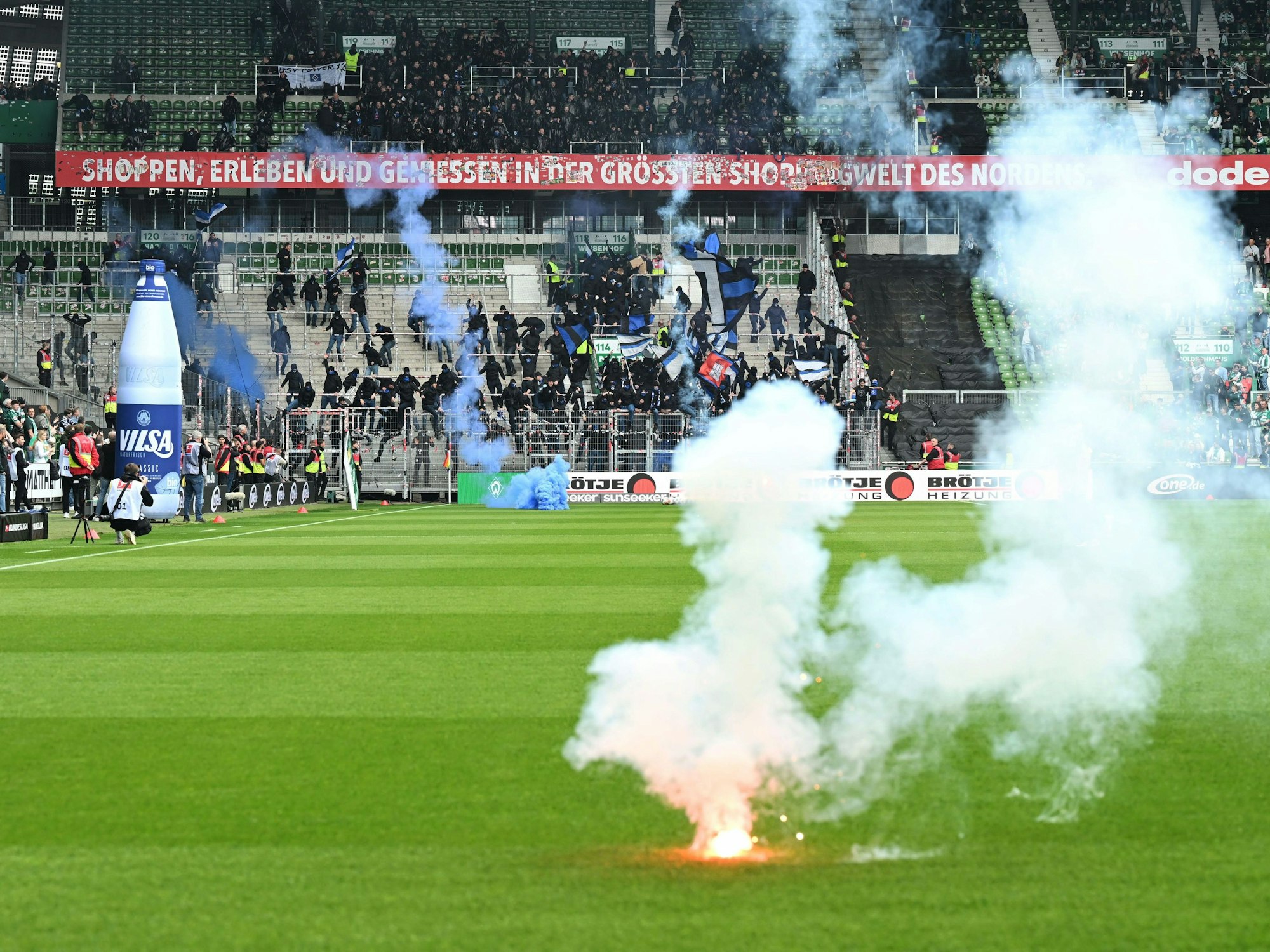 An mehreren Stellen schossen bereits eine Stunde vor dem Nordderby Feuerwerkskörper auf dem Rasen des Weserstadions.