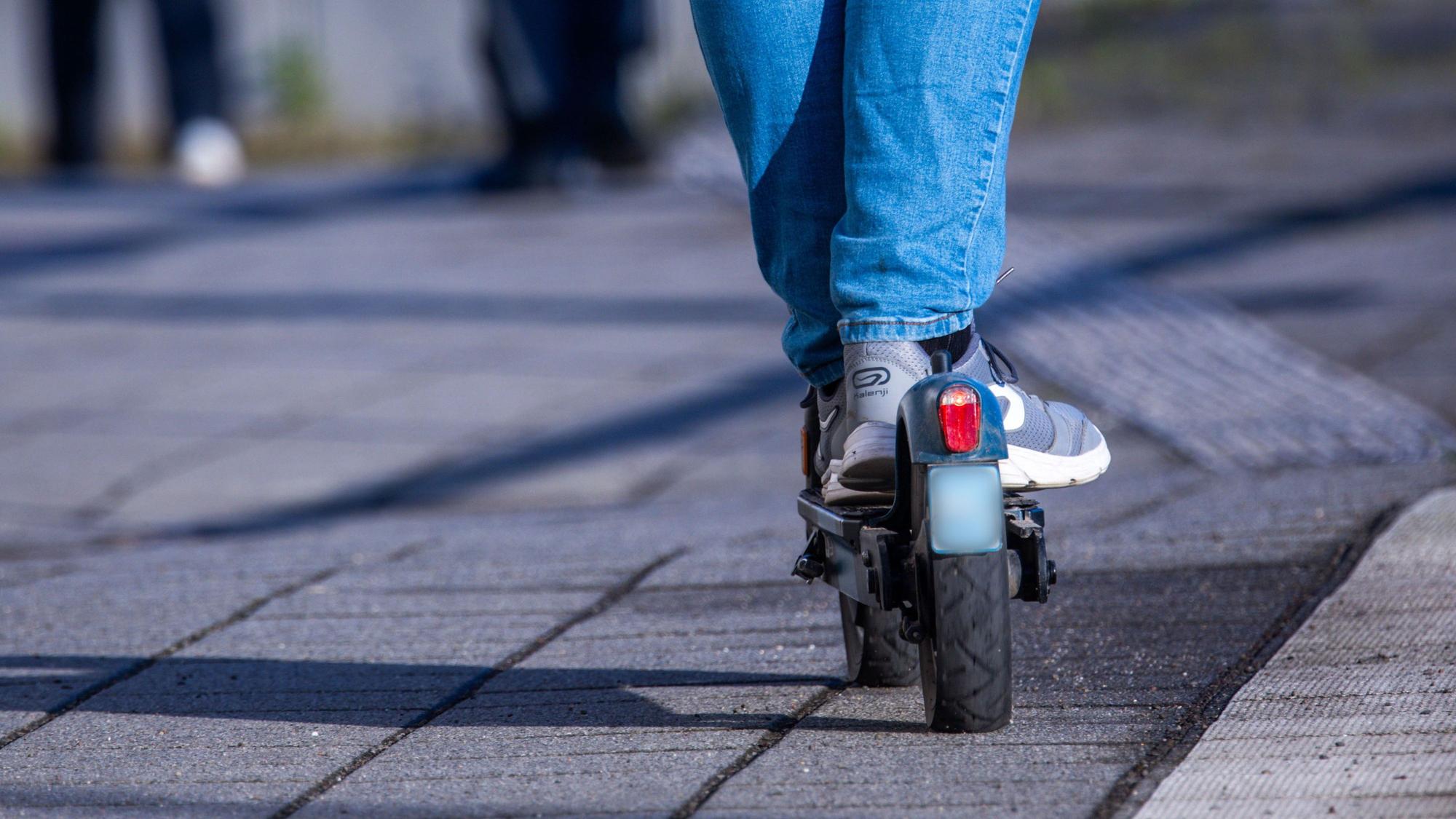 Mit einem E-Scooter waren die beiden Mädchen in Berlin unterwegs (Symbolfoto).