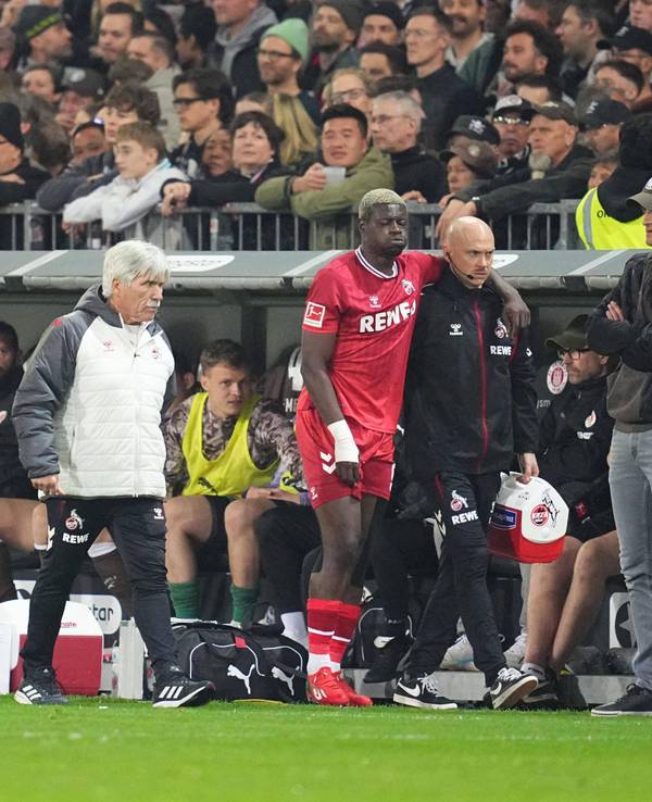 Ragnar Ache (1. FC Köln) wird von Physio Christian Osebold gestützt.