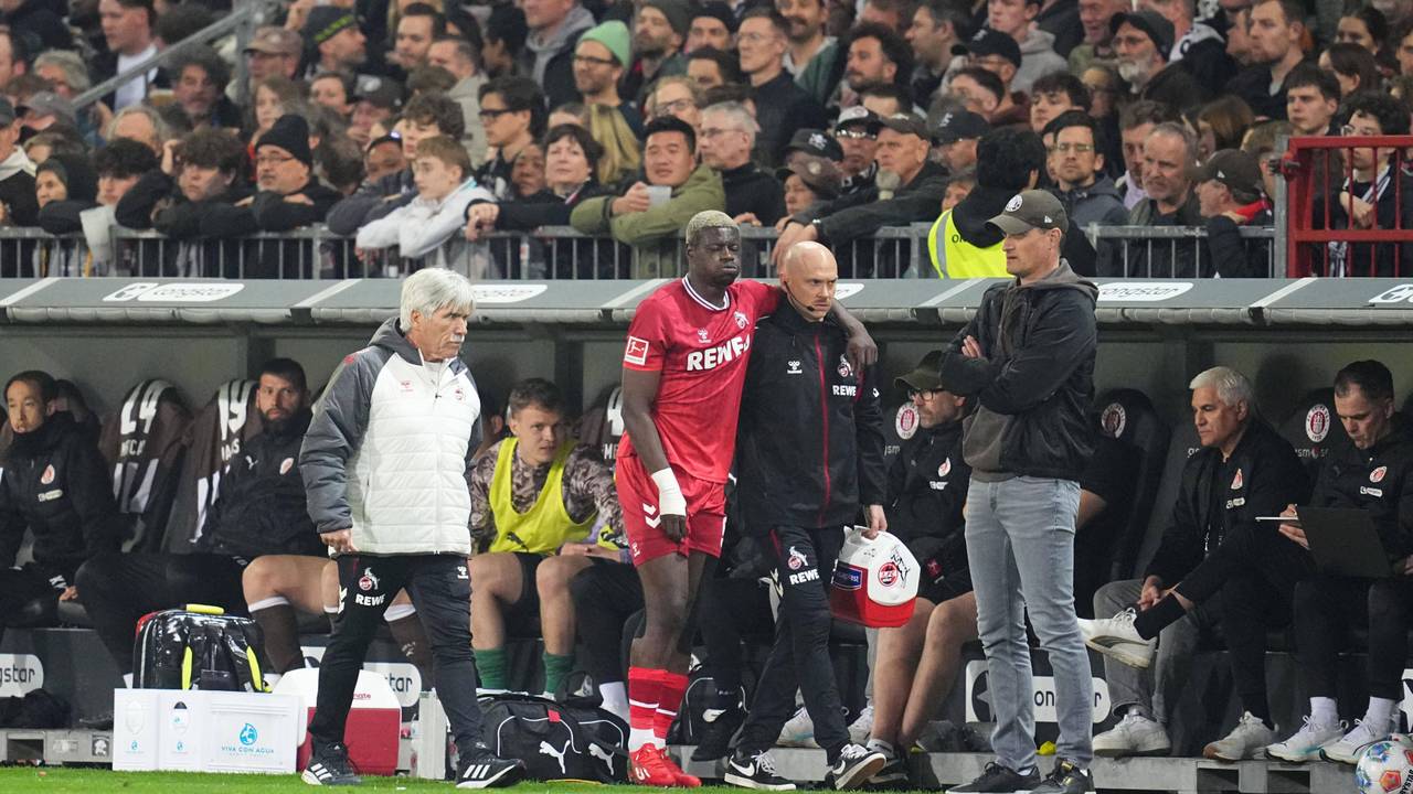 Ragnar Ache (1. FC Köln) wird von Physio Christian Osebold gestützt.