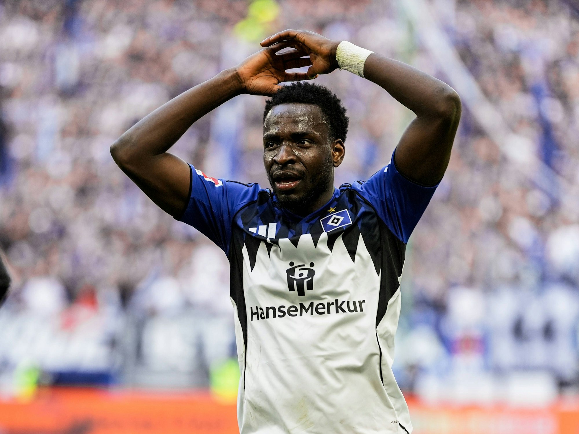 HSV-Profi Philip Otele schaut frustriert.