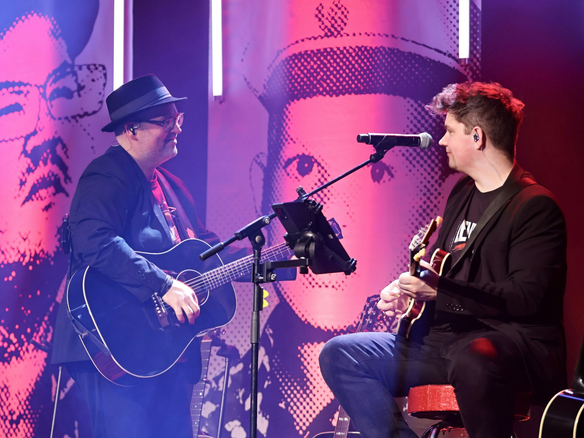 Björn Heuser zusammen mit Dennis Kleimann auf der Bühne.