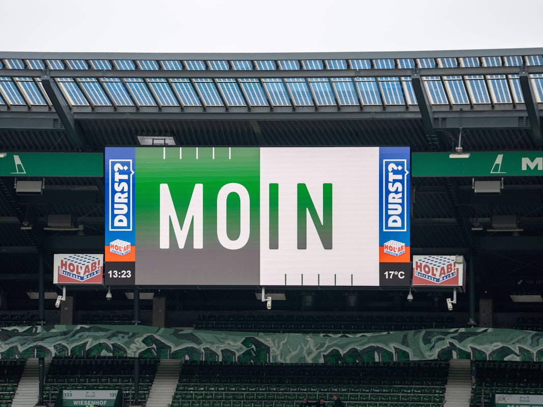 Auf der Anzeigetafel im Bremer Weserstadion steht vor dem Nord-Derby gegen den Hamburger SV „Moin“.