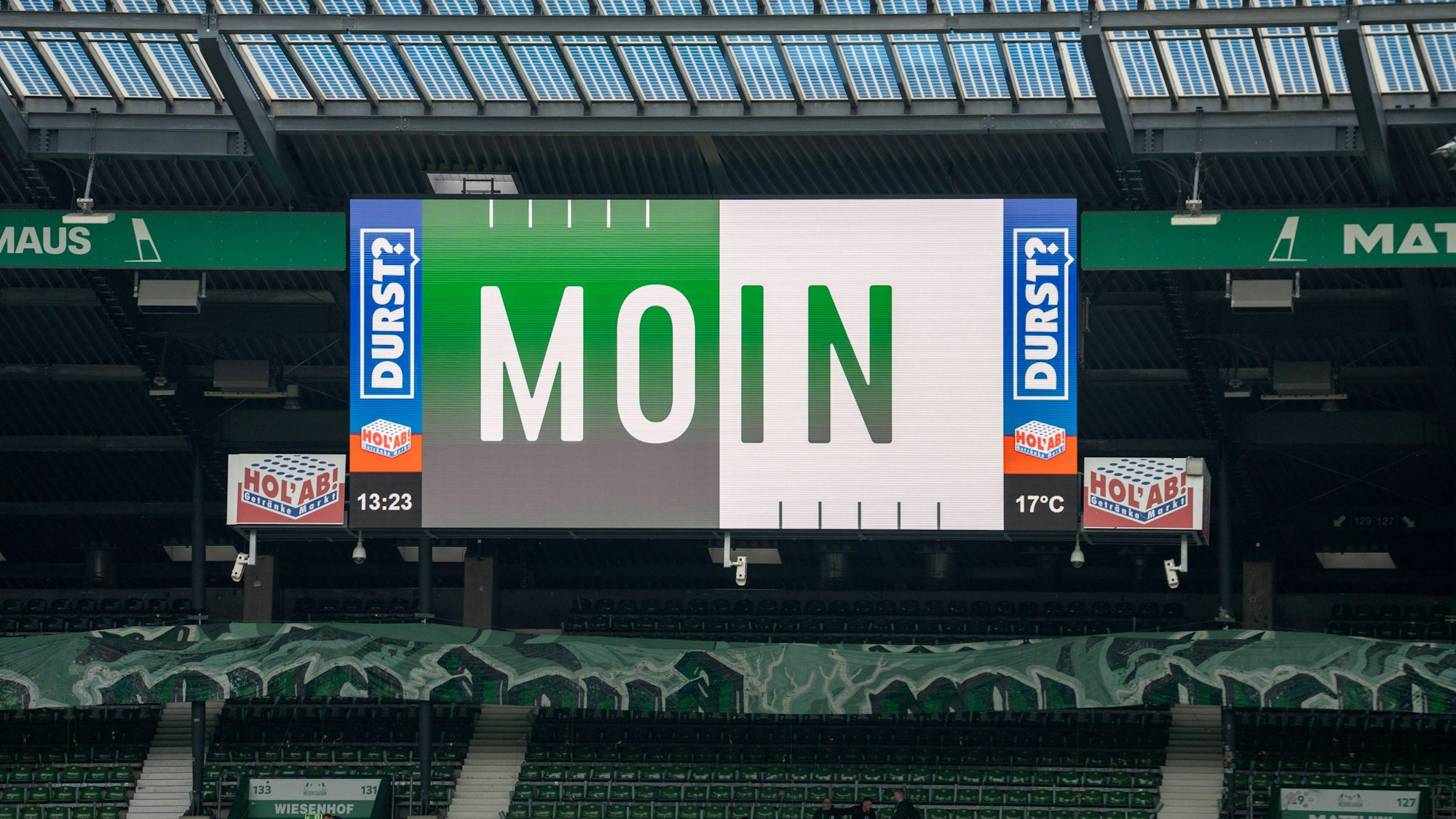 Auf der Anzeigetafel im Bremer Weserstadion steht vor dem Nord-Derby gegen den Hamburger SV „Moin“.