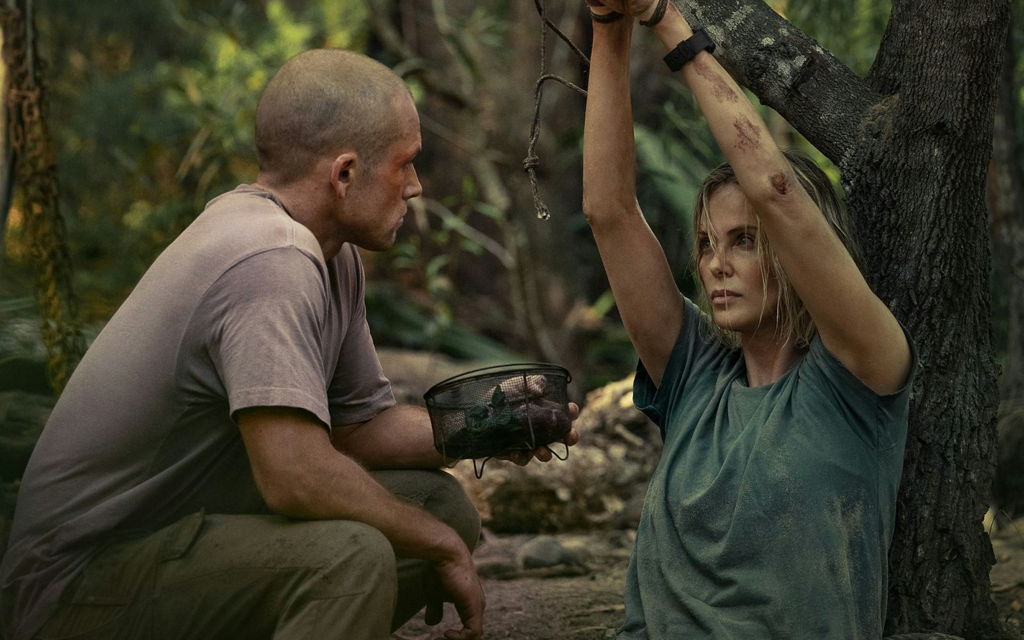 Für ihn ist es ein Spiel, für sie der Kampf ums Überleben: Ben (Taron Egerton) macht Sasha (Charlize Theron) einen Kletterausflug zur Hölle. (Bild: Kane Skennar/Netflix)