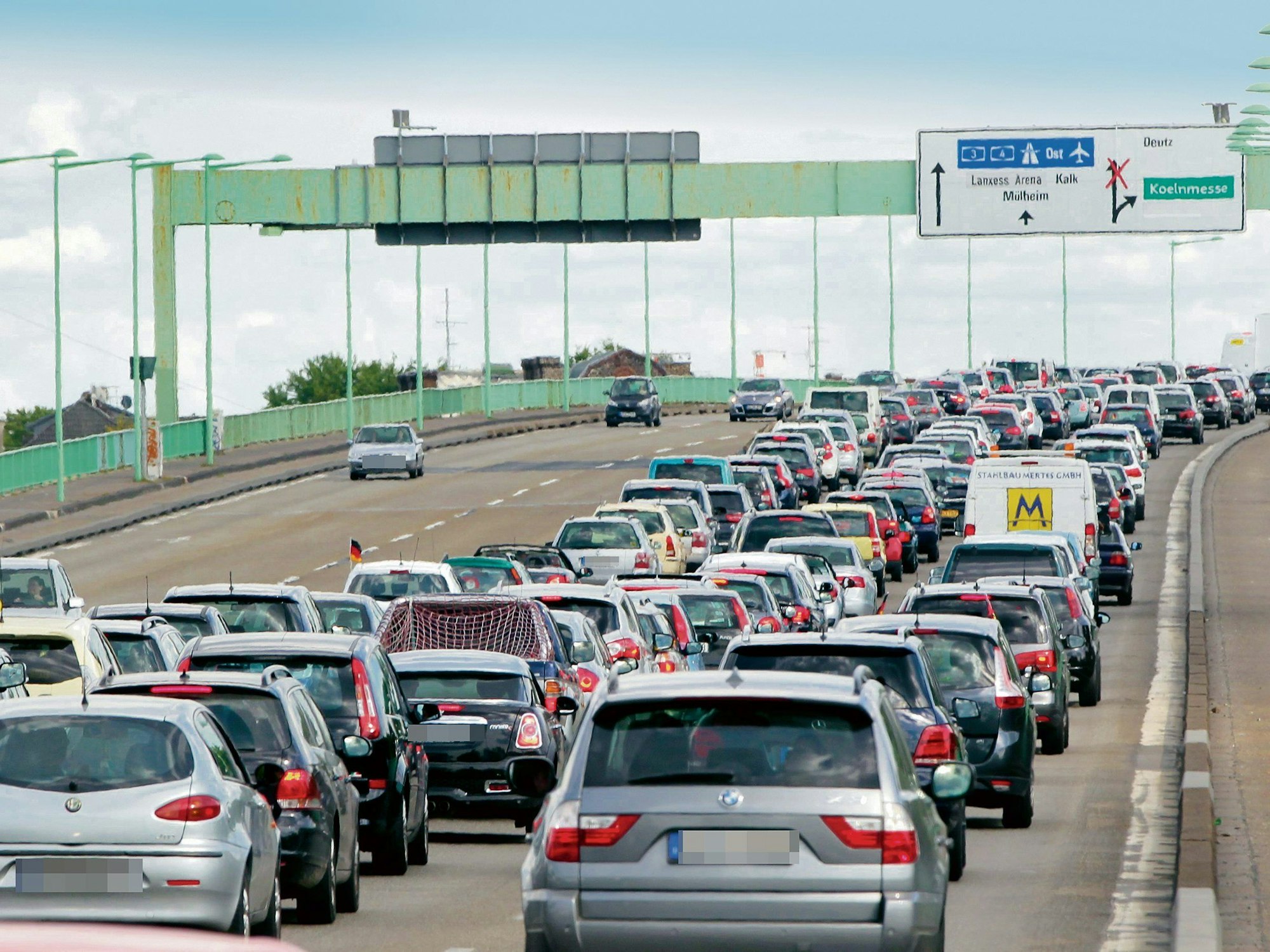 Auch im Bereich der Zoobrücke staut sich der Verkehr (Symbolfoto)