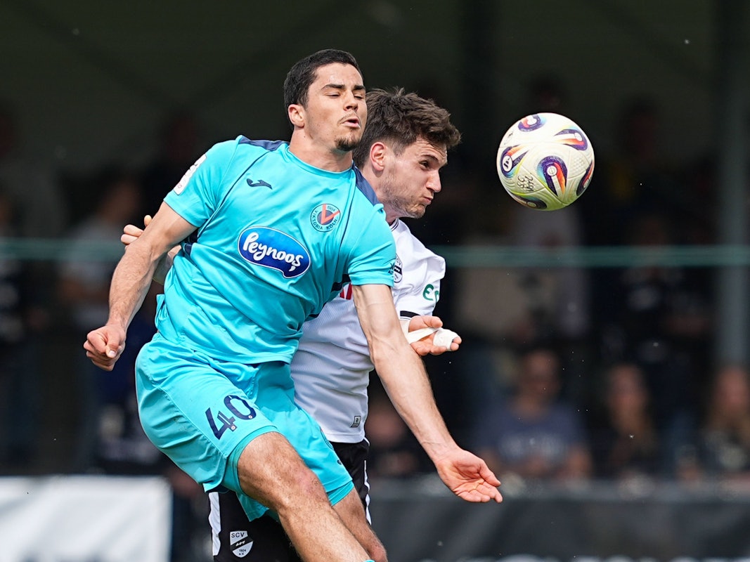 Jakob Sachse im Kampf um den Ball mit einem Spieler von Verl.