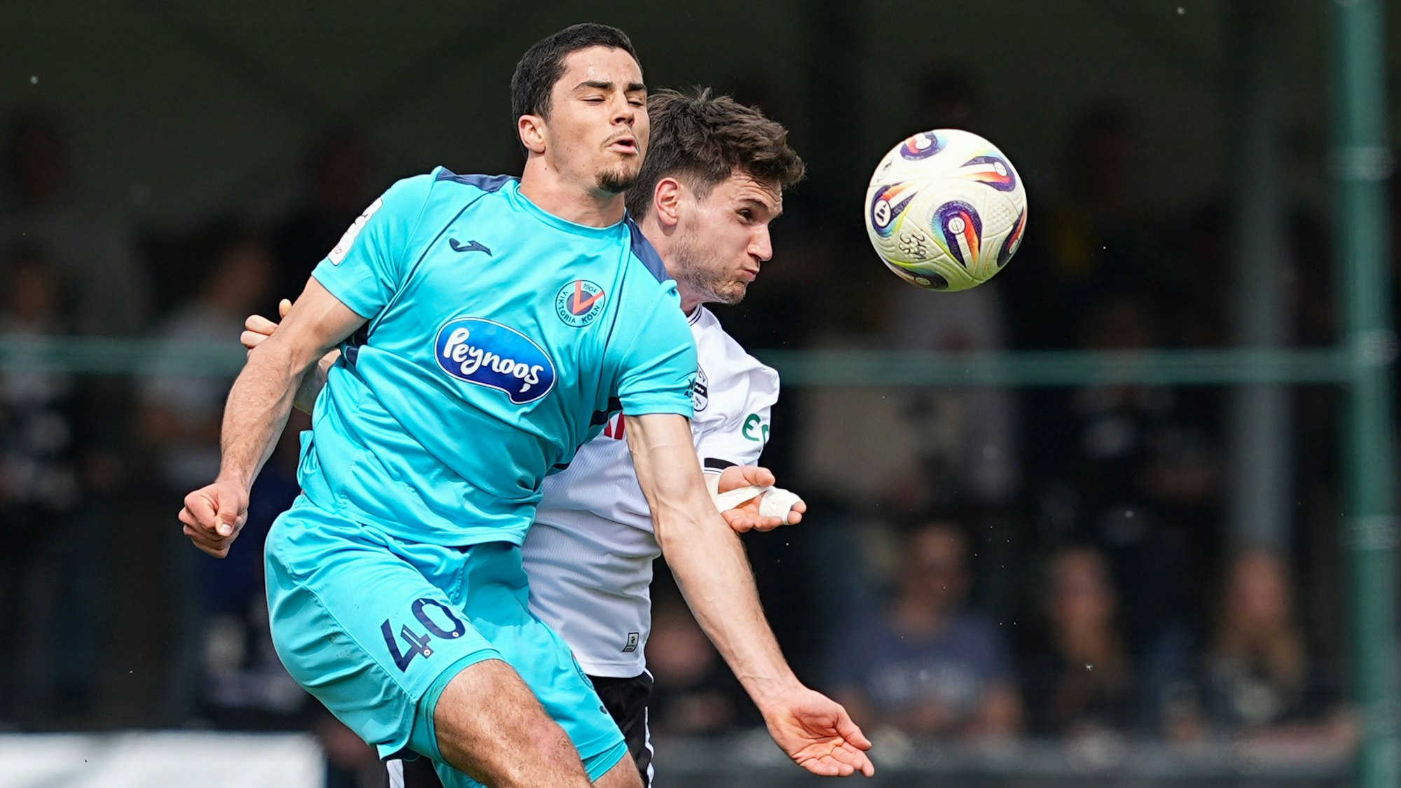 Jakob Sachse im Kampf um den Ball mit einem Spieler von Verl.