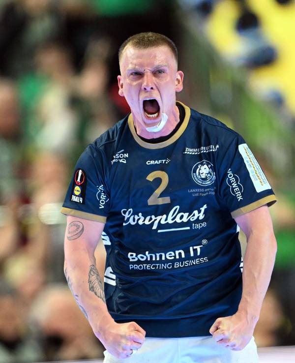 Noah Beyer (Bergischer HC) bejubelt sein Tor.