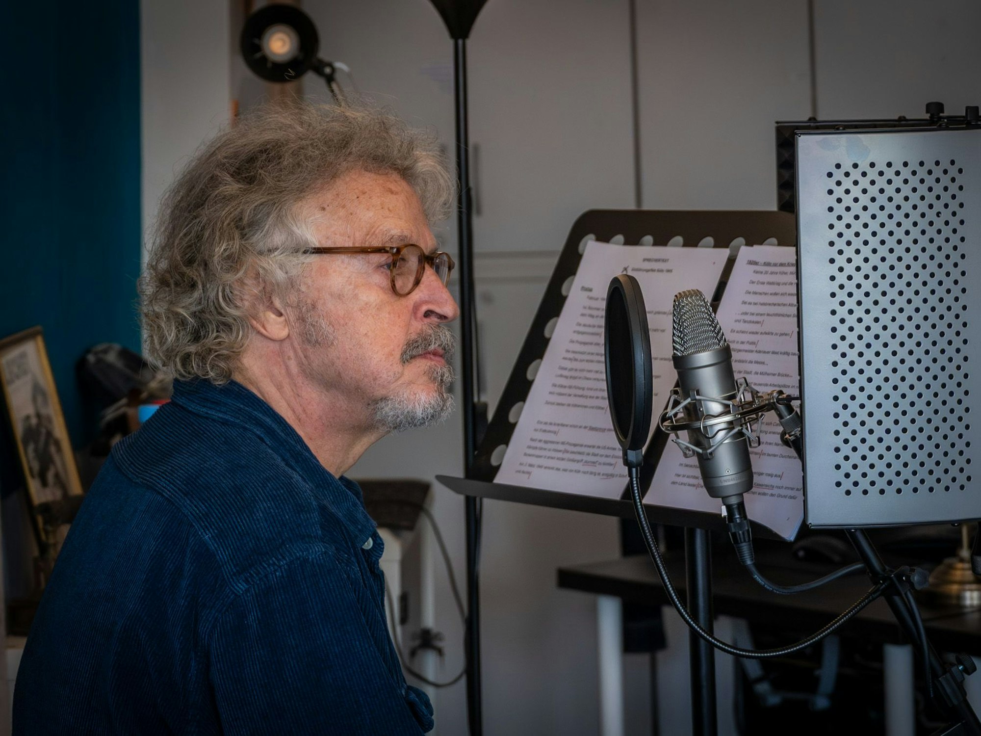 Wolfgang Niedecken steht im Tonstudio.