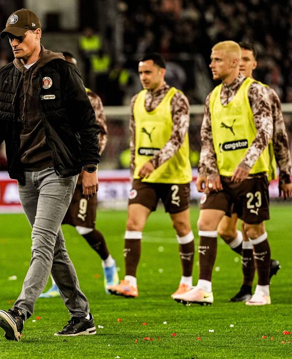 Alexander Blessin, Trainer des 1. FC Köln, geht in die Kabine.