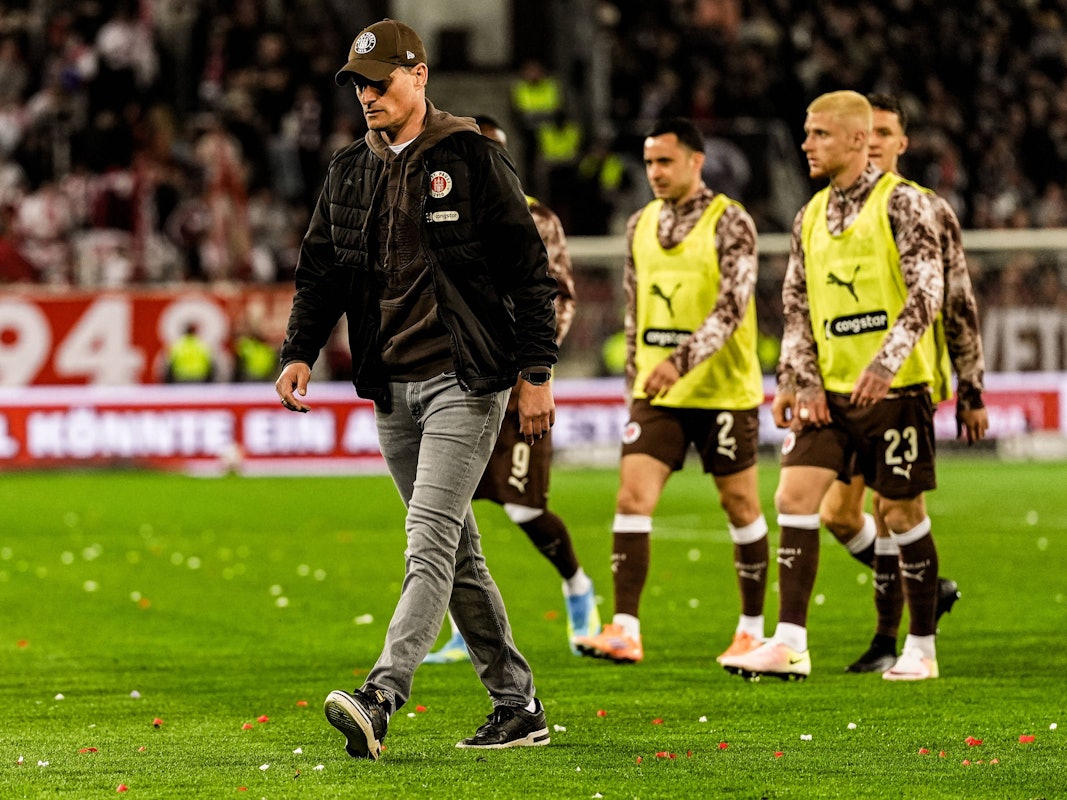Alexander Blessin, Trainer des 1. FC Köln, geht in die Kabine.