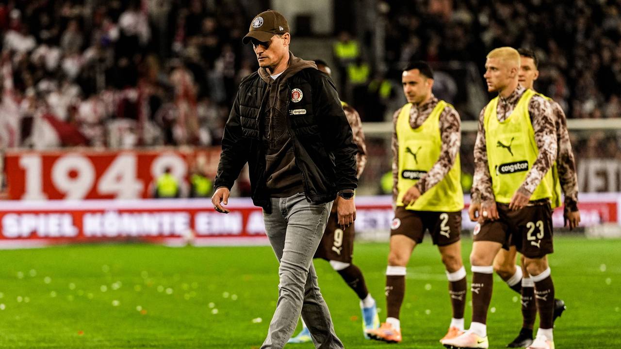 Alexander Blessin, Trainer des 1. FC Köln, geht in die Kabine.
