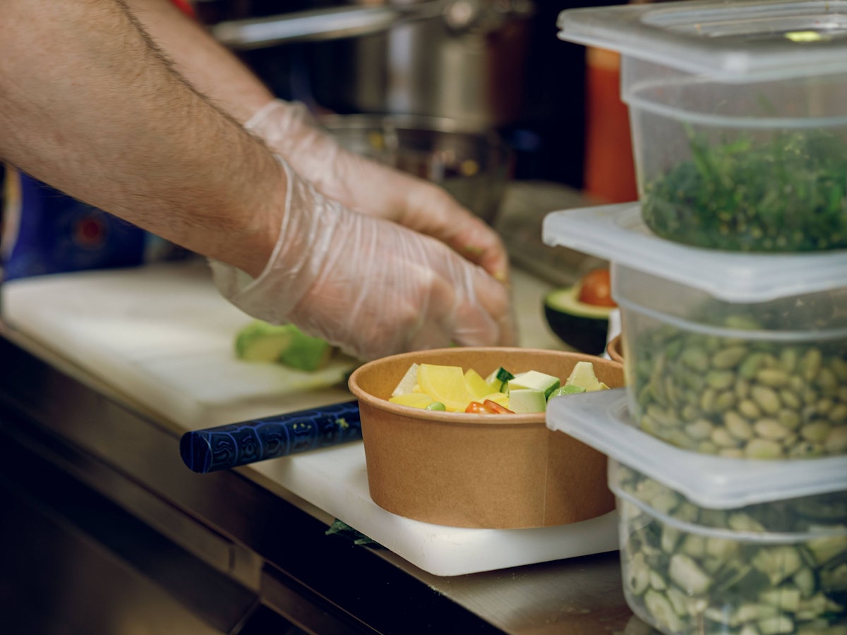 Ein Koch bei der Zubereitung in einer Gastro-Küche (Symbolfoto)