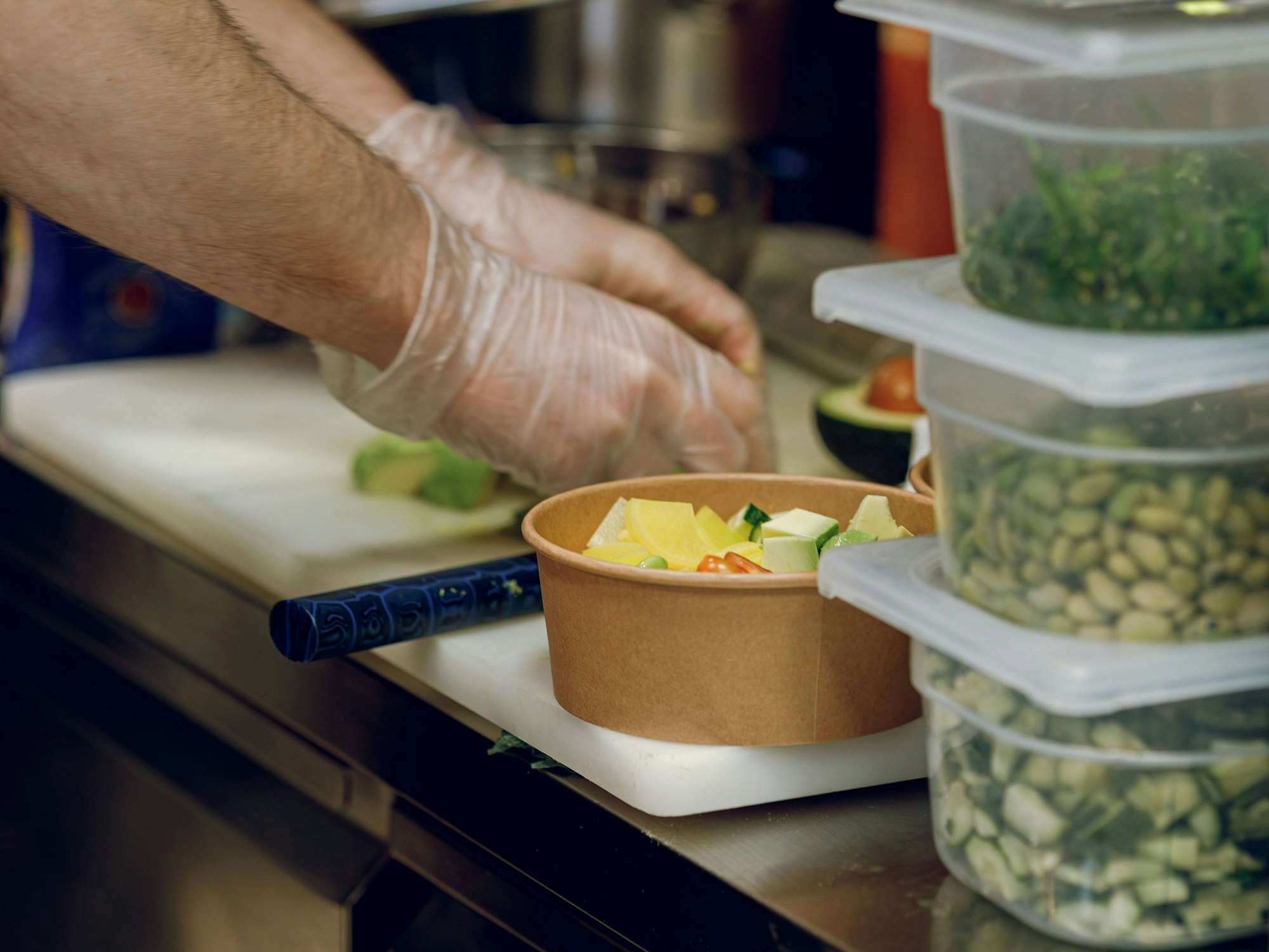 Ein Koch bei der Zubereitung in einer Gastro-Küche (Symbolfoto)
