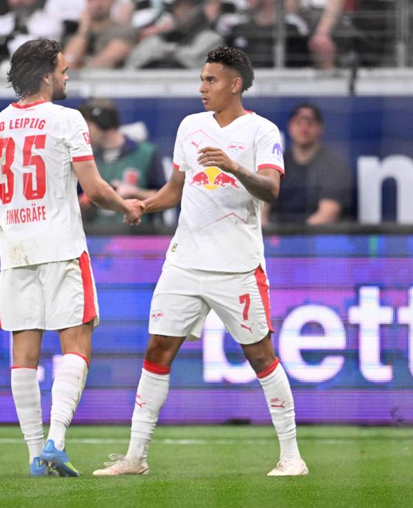 Torschütze Antonio Nusa (r) und Vorbereiter Max Finkgräfe feiern den Treffer zum 2:1.