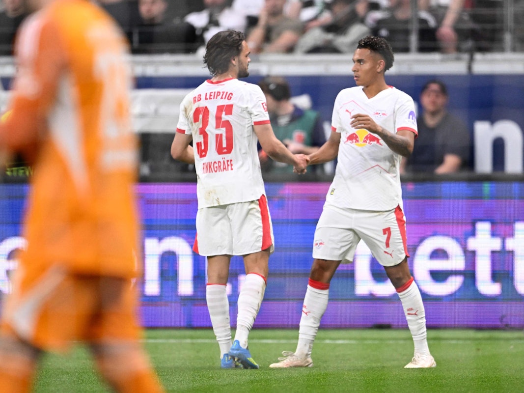 Torschütze Antonio Nusa (r) und Vorbereiter Max Finkgräfe feiern den Treffer zum 2:1.