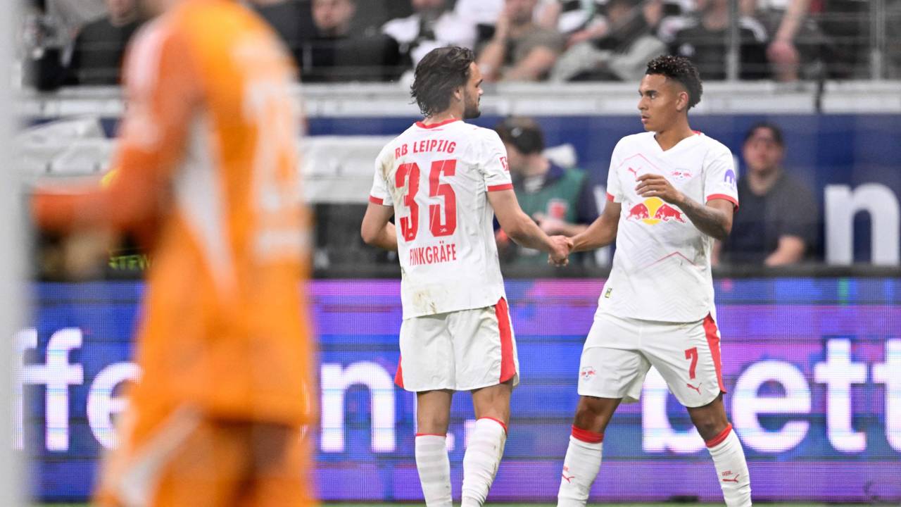 Torschütze Antonio Nusa (r) und Vorbereiter Max Finkgräfe feiern den Treffer zum 2:1.